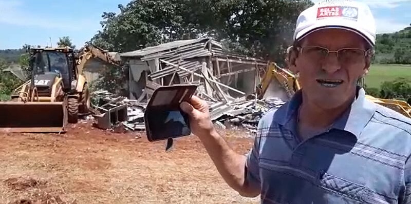 Em vídeo, morador mostra sua casa sendo destruída