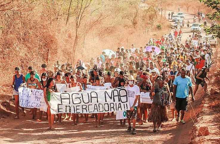 Integrantes das comunidades chegam em caminhada para a Jornada