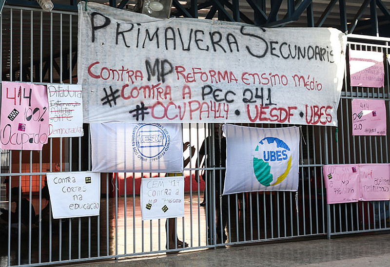 Alunos ocupam Colégio de Brasília em ato contra a reforma do ensino médio