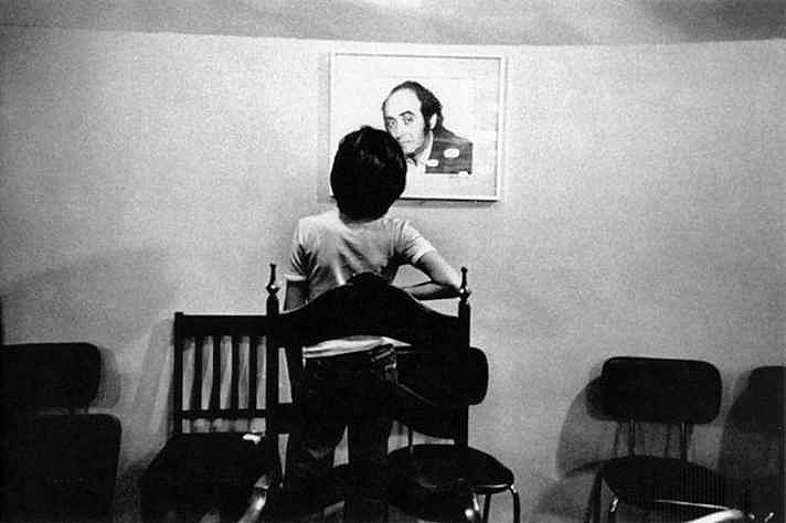 Ivo Herzog observa a foto do pai, o jornalista Vladimir Herzog, morto pela ditadura em 1975