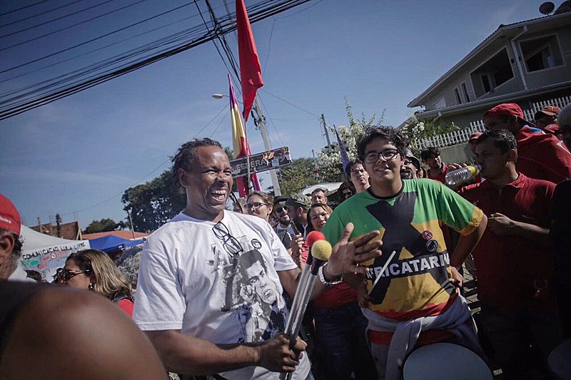 Apoiadores de Lula durante atividades políticas e culturais no acampamento em Curitiba