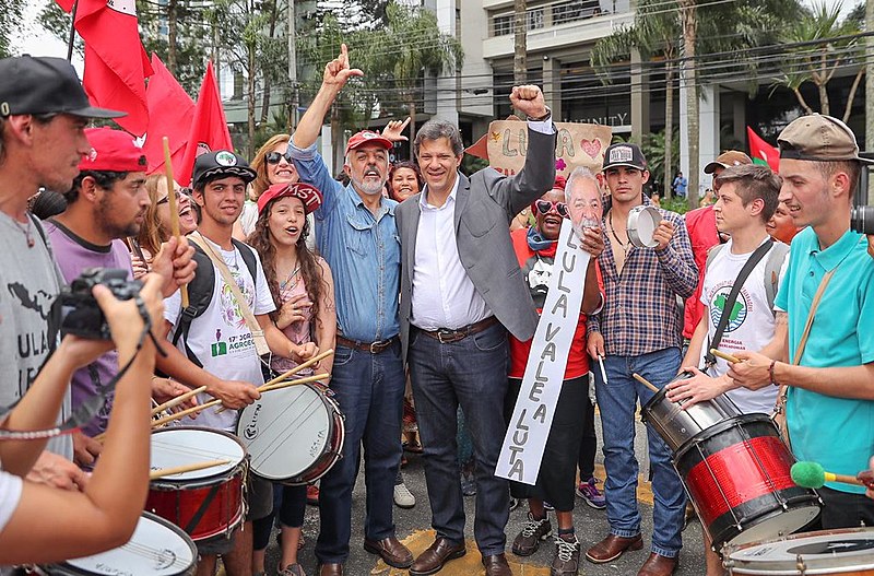 Lideranças acompanham depoimento de Lula em Curitiba nesta quarta-feira (14/11).