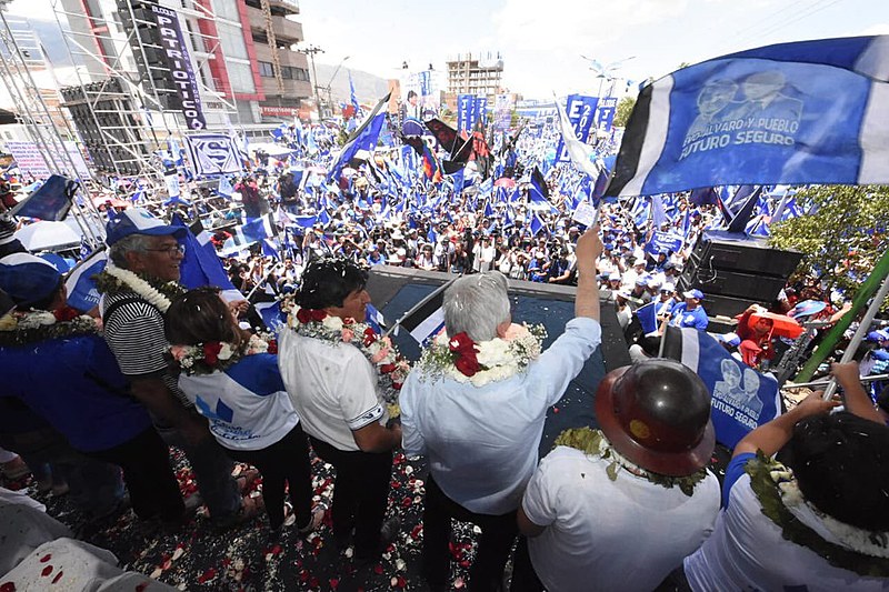Apoiadores vestiram azul, a cor do Movimento ao Socialismo (MAS)