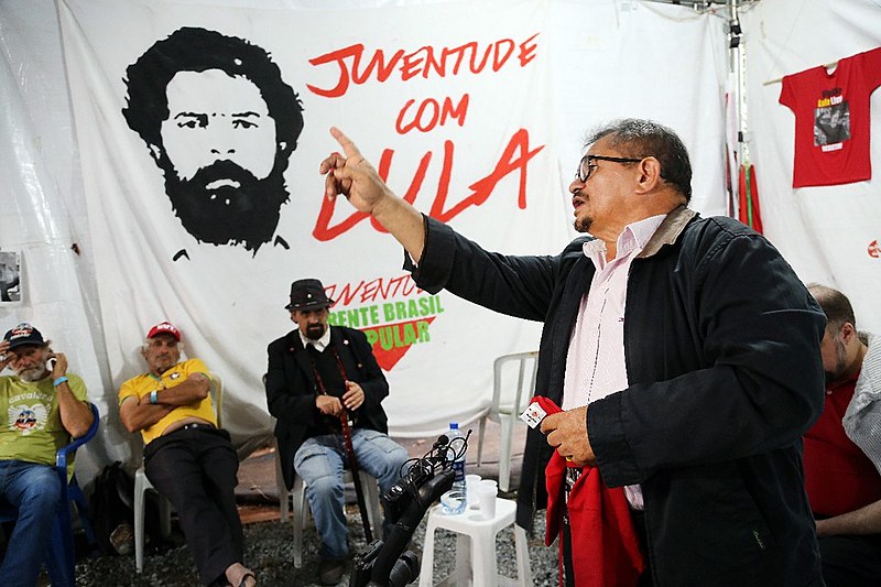 Crispiniano Neto fala aos acampados da Vigília Lula Livre, em Curitiba