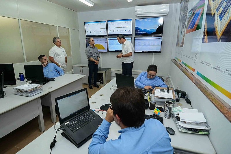 Governador visita projeto de energia limpa da Cemig