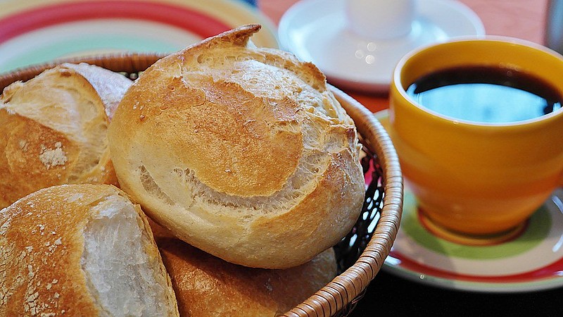 Café, sucos, pães e frutas são ótimos alimentos para compor o café da manhã diário
