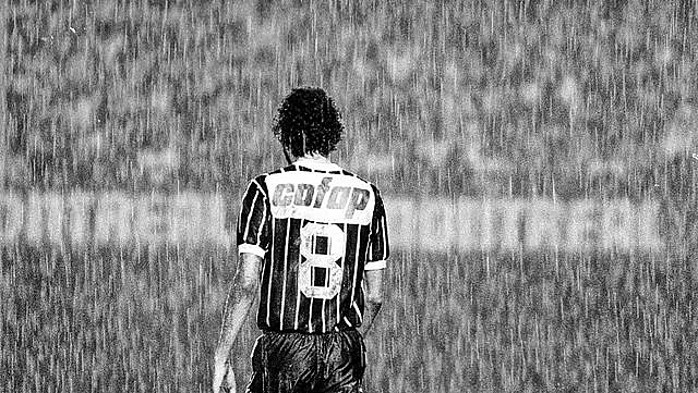 El MST rinde homenaje a uno de los mayores líderes futbolistas de Brasil, el Sócrates Brasileiro