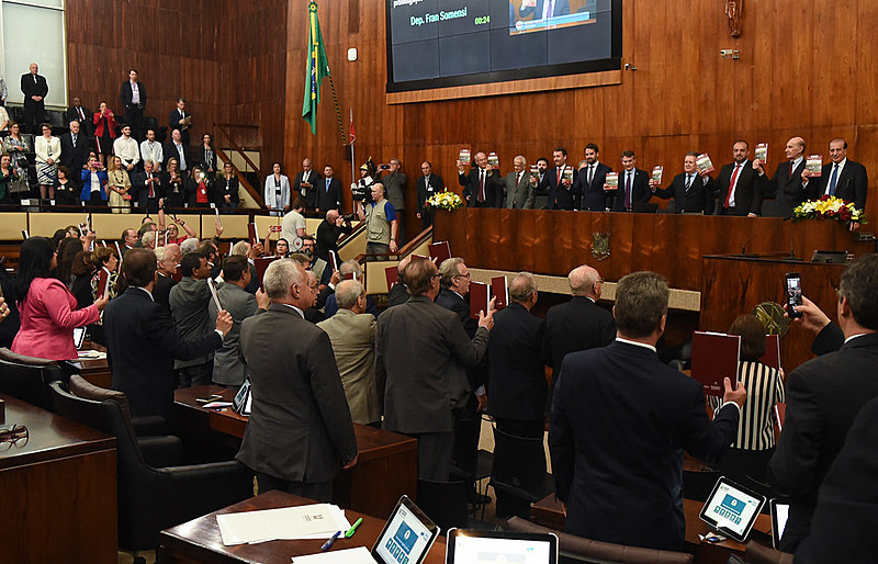 Compareceram 20 deputados constituintes e outros 11 foram representados por familiares