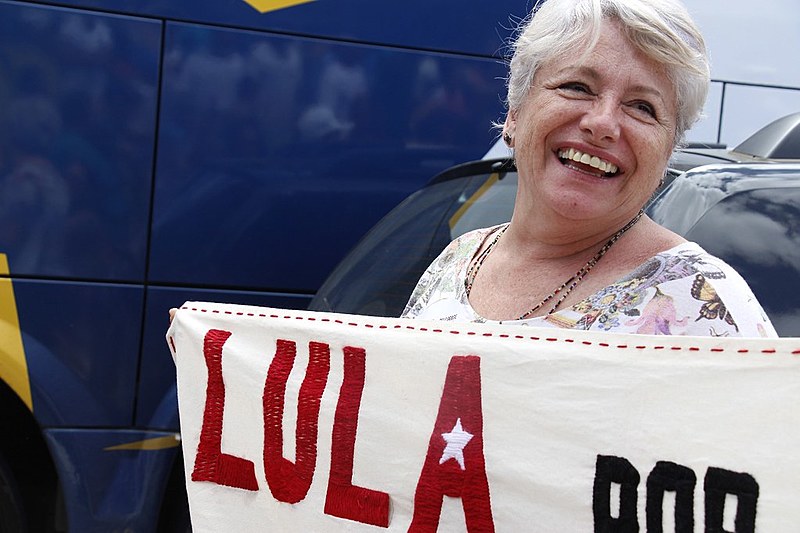 Isa Godoy é uma das bordadeiras do coletivo Linhas do Horizonte