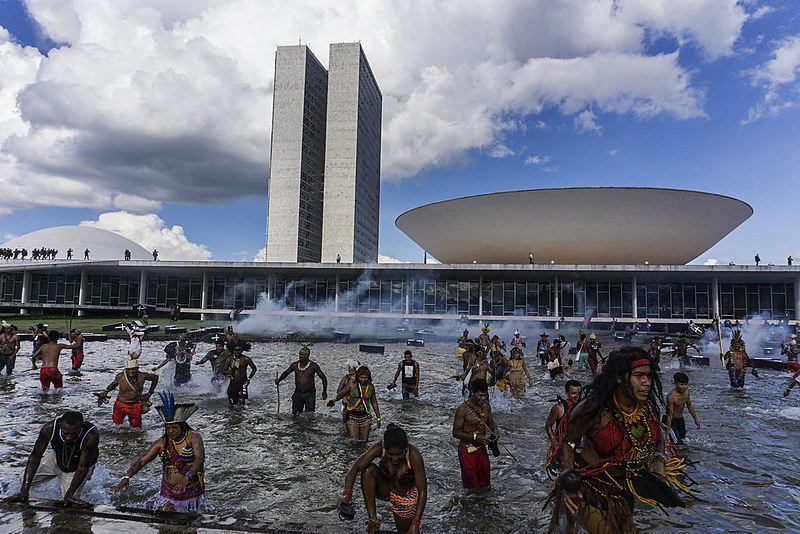 Indígenas foram duramente reprimidos em ato em frente ao Congresso, no Acampamento Terra Livre, em abril