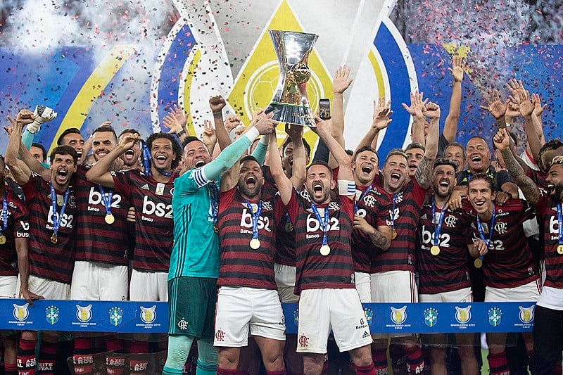 O Flamengo levantou a taça de campeão brasileiro nesta quarta-feira (27) após goleada sobre o Ceará