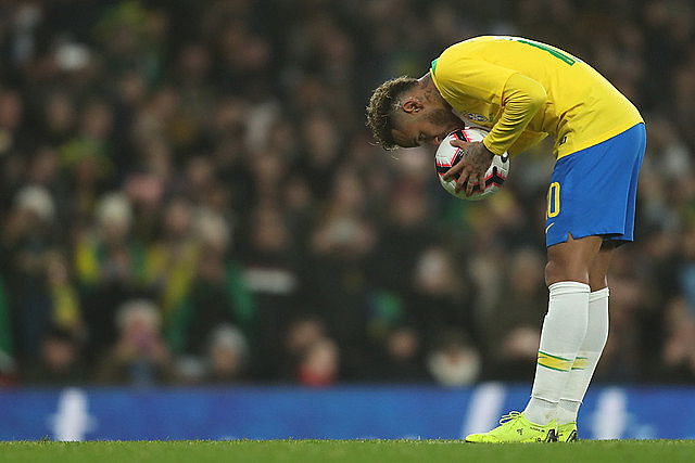 A torcida brasileira não quer ver Neymar nem pintado de ouro. E isso às vésperas da Copa América