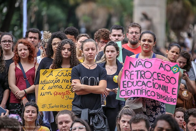 Mais de um milhão vão às ruas em defesa da educação e contra a reforma da Previdência