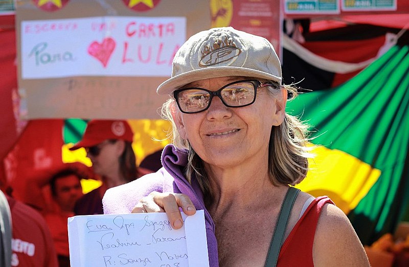A pedagoga Eva Szczepansk foi até a barraca de cartas do acampamento Lula Livre para mandar uma mensagem ao ex-presidente