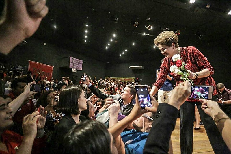 Dilma recebe flores do grupo "Rosas pela Democracia" durante ato em Brasília