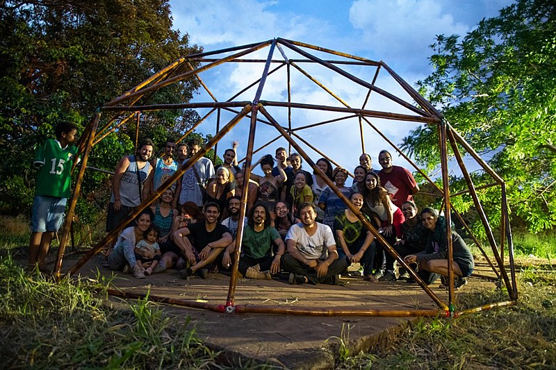 Voluntários reunidos em tenda de bambu montada no território indígena Recanto dos Encantados, em Sobradinho (DF)
