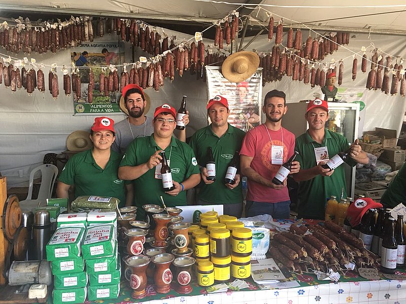 Gaúchos mostram com orgulho cerveja Popular produzida no assentamento Filhos de Sepé, em Viamão (RS)