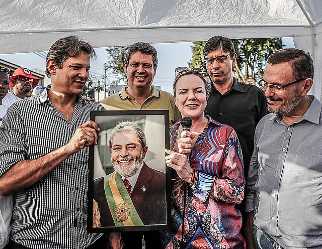 Lançamento do programa de governo do PT durante a vigília Lula Livre, em Curitiba (PR)