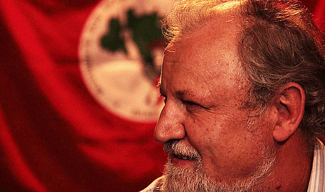 "[Ellos] pueden controlar las leyes y manipular las decisiones legislativas, pero no pueden producir la riqueza del país. Quien produce la riqueza son los trabajadores y nosotros podemos definir los rumbos del país"