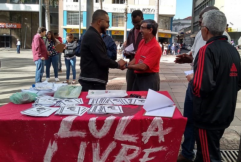 Campanha de Mobilização Lula livre em Campinas na Praça da Catedral