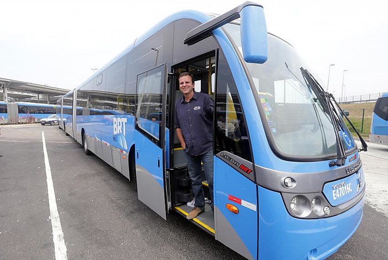 O ex-prefeito Eduardo Paes durante entrega de ônibus biarticulados em 2014