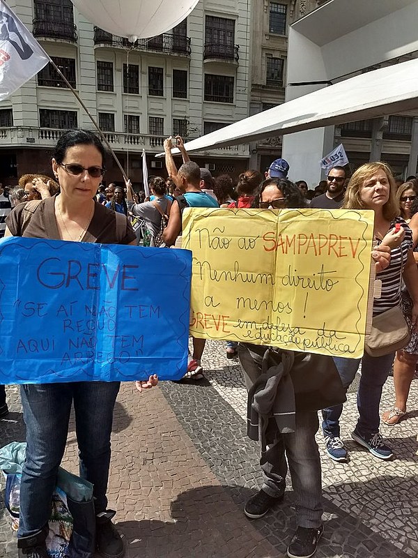 Professores estão em greve desde o dia 8 de março contra a medida. Novo ato deve ser realizado amanhã (23)