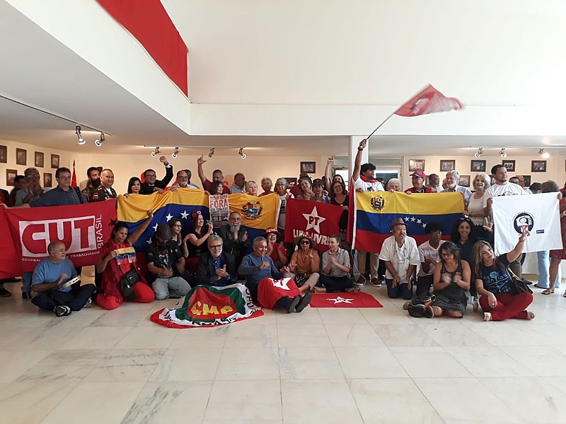 Representantes de segmentos populares reunidos em ato na Embaixada da Venezuela, em Brasília (DF)