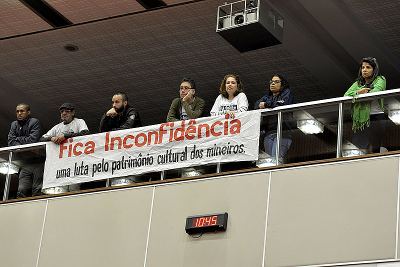 Manifestantes acompanharam a votação na assembleia legislativa, nesta quinta-feira (18)