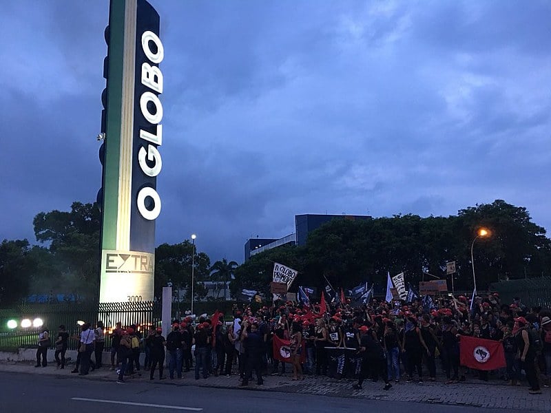 Mulheres de diversos movimentos sociais ocupam parque gráfico do O Globo na baixada Fluminense