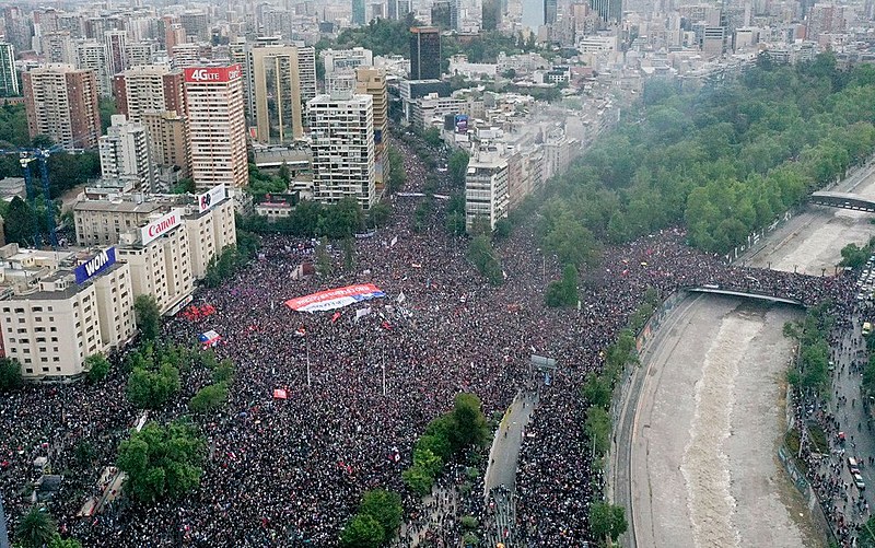 Mais de um milhão de manifestantes tomaram as ruas de Santiago no dia 25 de outubro em novo protesto contra o governo de Piñera