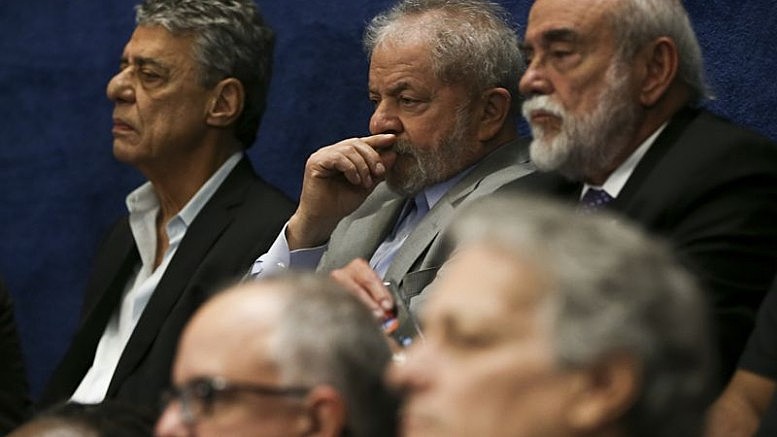 Meios de comunicação foram “pilares essenciais do golpe” dando destaque apenas para os informes da Polícia Federal sobre o caso do imóvel que citavam apenas o presidente Lula.
