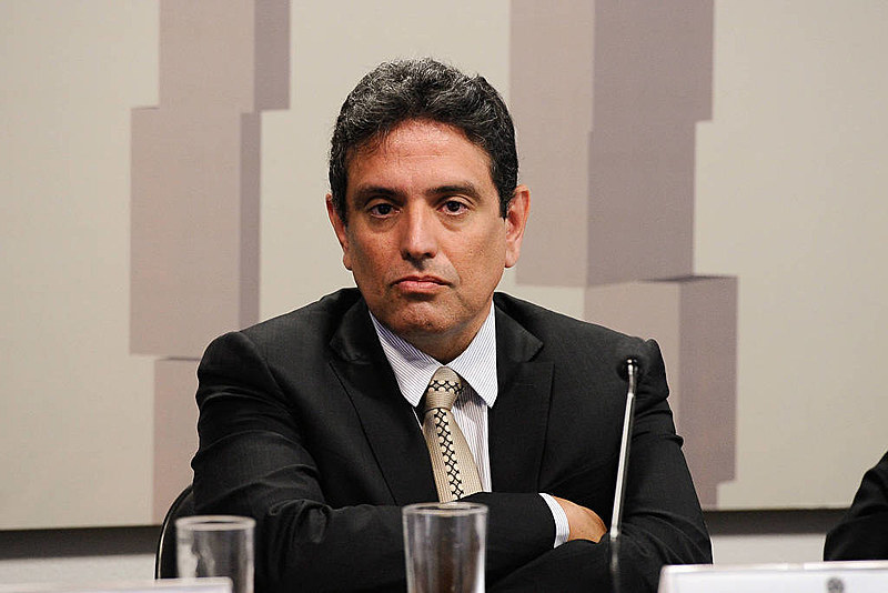 Ascesão ao cargo coincide com crise no INSS