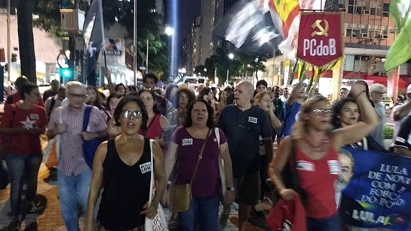 Manifestantes se reuniram em frente ao metrô da estação Carioca, no centro da cidade
