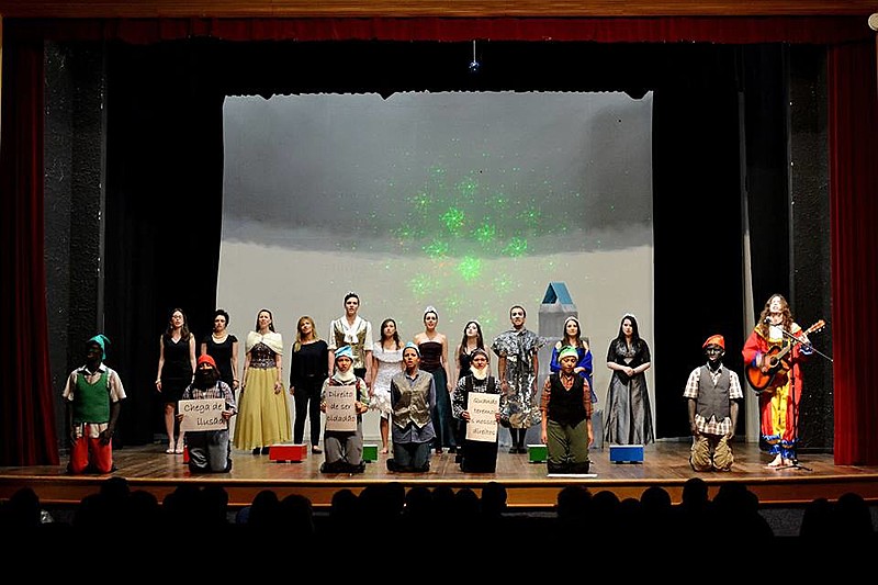 Peça 'A Revolução dos Anões,' apresentada pelo grupo de teatro em 2012 e 2013