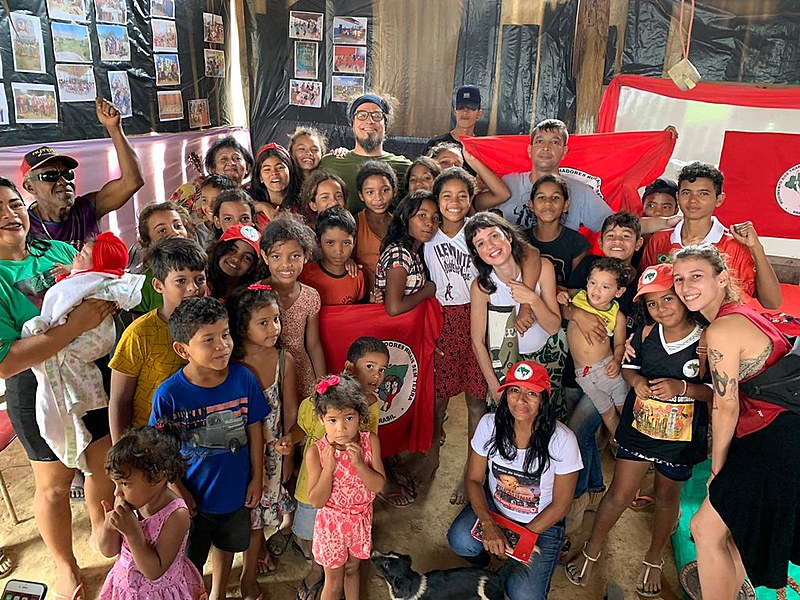 O grupo foi recebido pelas crianças do acampamento de rostos pintados, em homenagem ao trabalho dos músicos e dançarinos