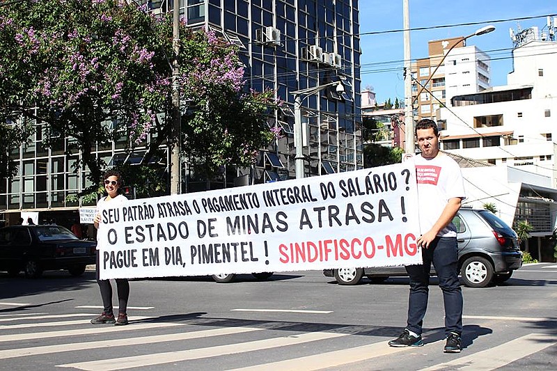 Auditores fiscais protestam contra atraso de salários e pelo pagamento do 13º