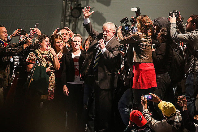 Organizadores calculam que 50 mil pessoas participaram do ato político na praça Santos Andrade