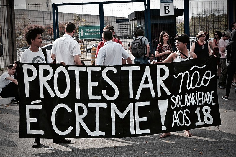 Manifestantes protestam contra a criminalização de manifestações