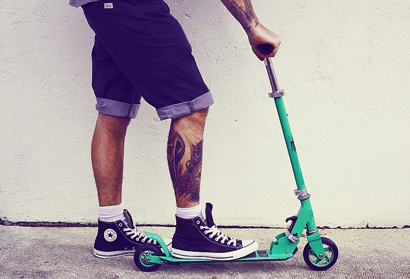 Por meio de aplicativos de smartphones, o usuário pode desbloquear o patinete, pegar e deixá-lo em locais públicos