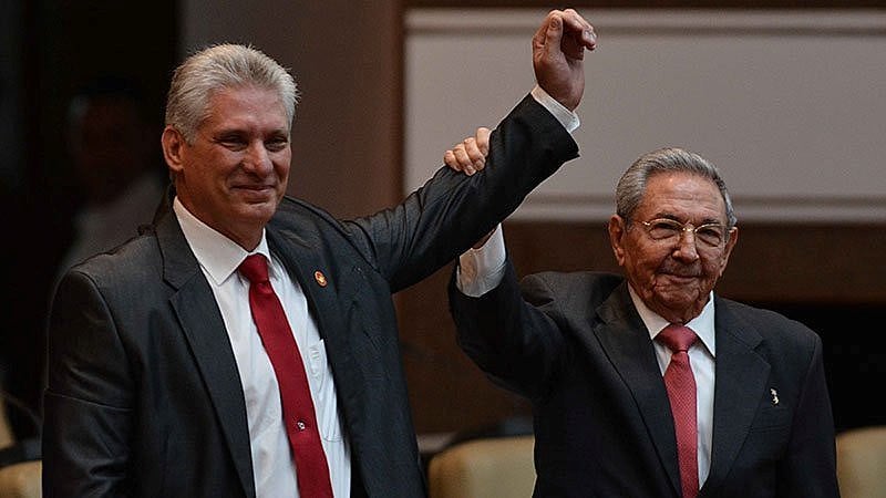 Díaz-Canel toma posse em Cuba, ao lado de Raúl Castro