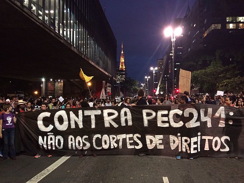 Concentração do ato contra os cortes em saúde e educação nesta segunda (17), no vão livre do MASP, em São Paulo (SP)