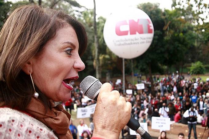 Professora não defende militarização nas escolas, mas reforça importância do policiamento no entorno
