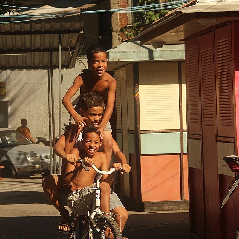 A pesquisa foi realizada a partir de diálogos estabelecidos com mães, familiares e amigos de jovens vítimas da violência