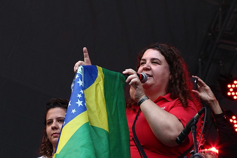 Ainda faltam mulheres na política: temos 12% de representação na câmara e 14% no senado
