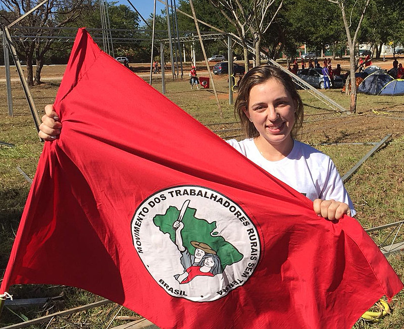Marchante Letícia Pellenz, 21 anos, mora numa agrovila, onde o trabalho e a produção são coletivos