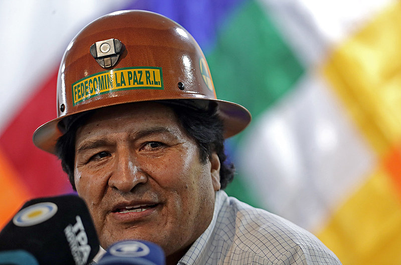 Evo Morales, exilado na Argentina, durante coletiva de imprensa após reunião com membros do MAS no último domingo (29)