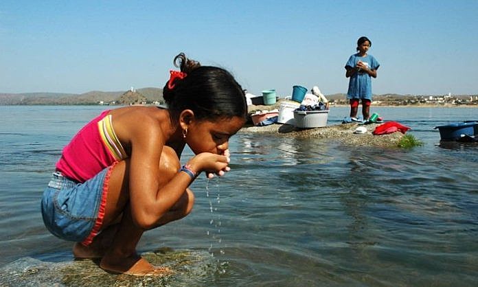 Menina bebe água do rio em Niterói, sertão de Sergipe