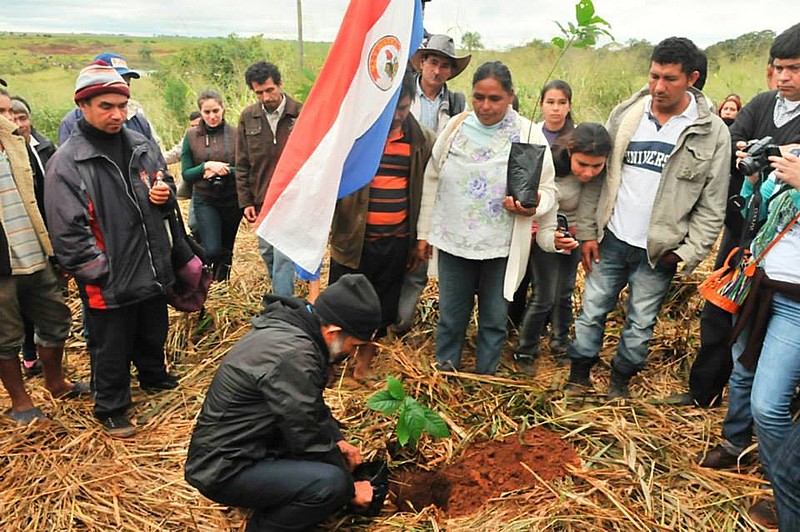 Camponeses paraguaios lembram morte de 11 companheiros plantando árvores em Curuguaty, estopim da crise no país