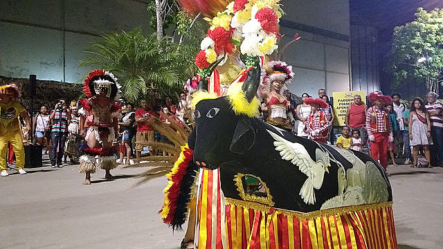 Apresentação do grupo Boi-Bumbá Luar do Marco na Semana do Folclore, em Belém (PA)