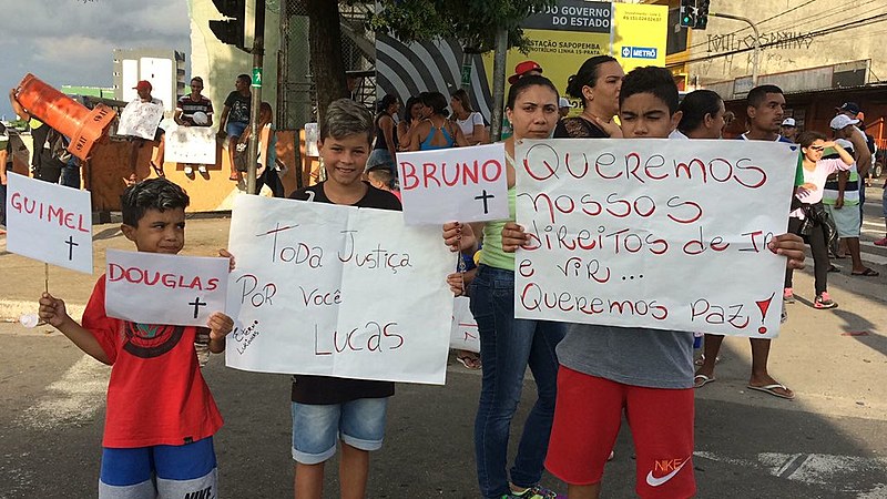 500 pessoas protestaram na Avenida Sapopemba pedindo justiça para o jovem Lucas Rodrigues Araújo